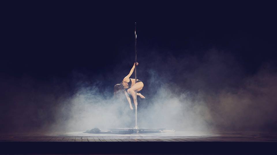Nina Peráčková tancuje na tyči